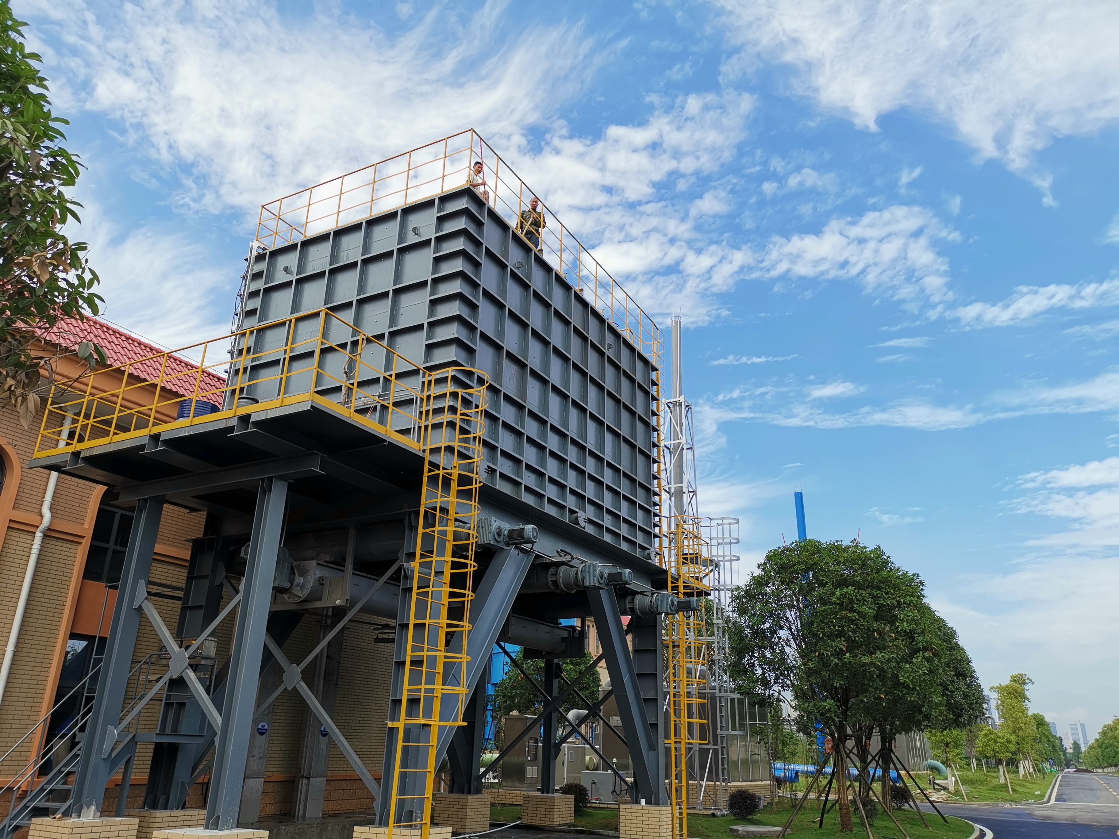 The domestic leading cement kiln co-processing sludge project was put into operation